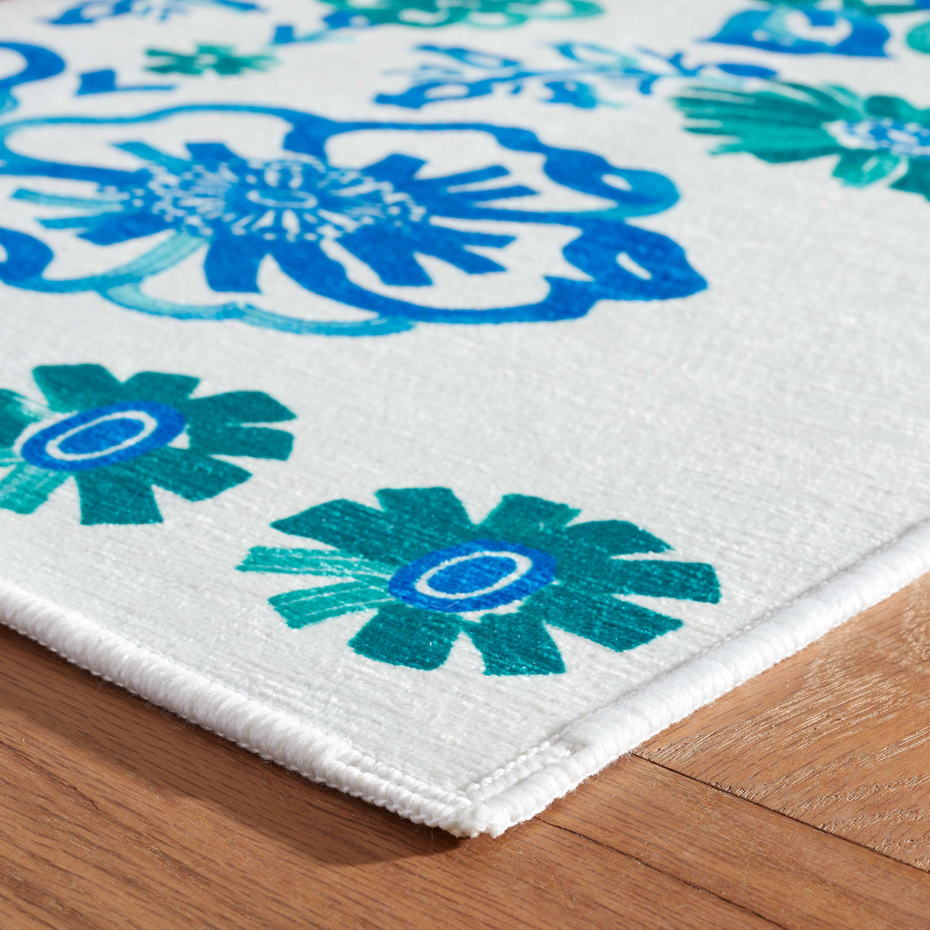 Graphic-Gerbera-Teal-Machine-Washable-Rug_DA2174_corner-detail.jpg